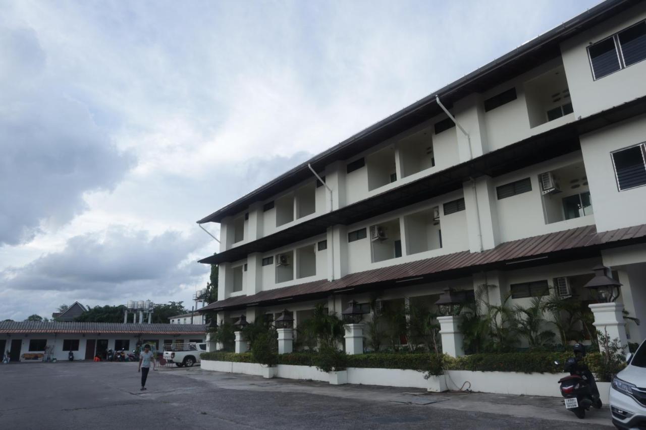 ตะวันแมนชั่น Apartamento Ban Na Kha Exterior foto